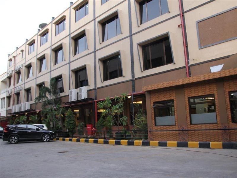 Reddoorz Plus Near Soekarno Hatta Airport 2 Tangerang Exteriér fotografie