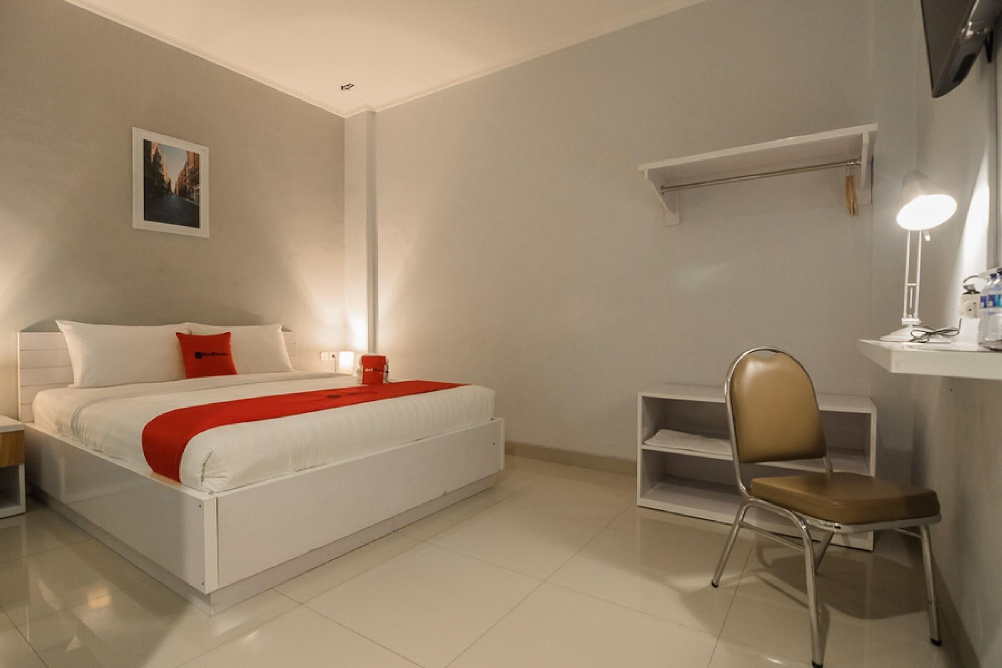 Reddoorz Plus Near Soekarno Hatta Airport 2 Tangerang Exteriér fotografie