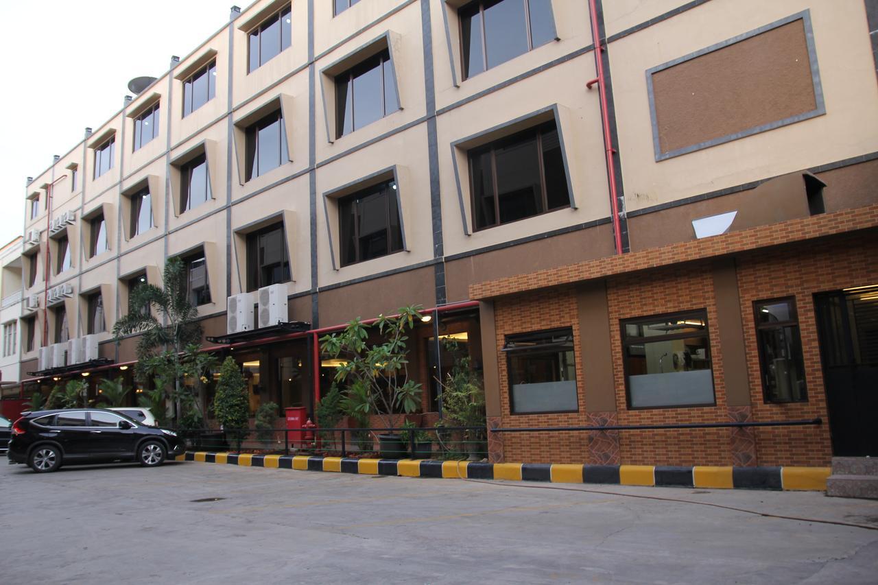 Reddoorz Plus Near Soekarno Hatta Airport 2 Tangerang Exteriér fotografie